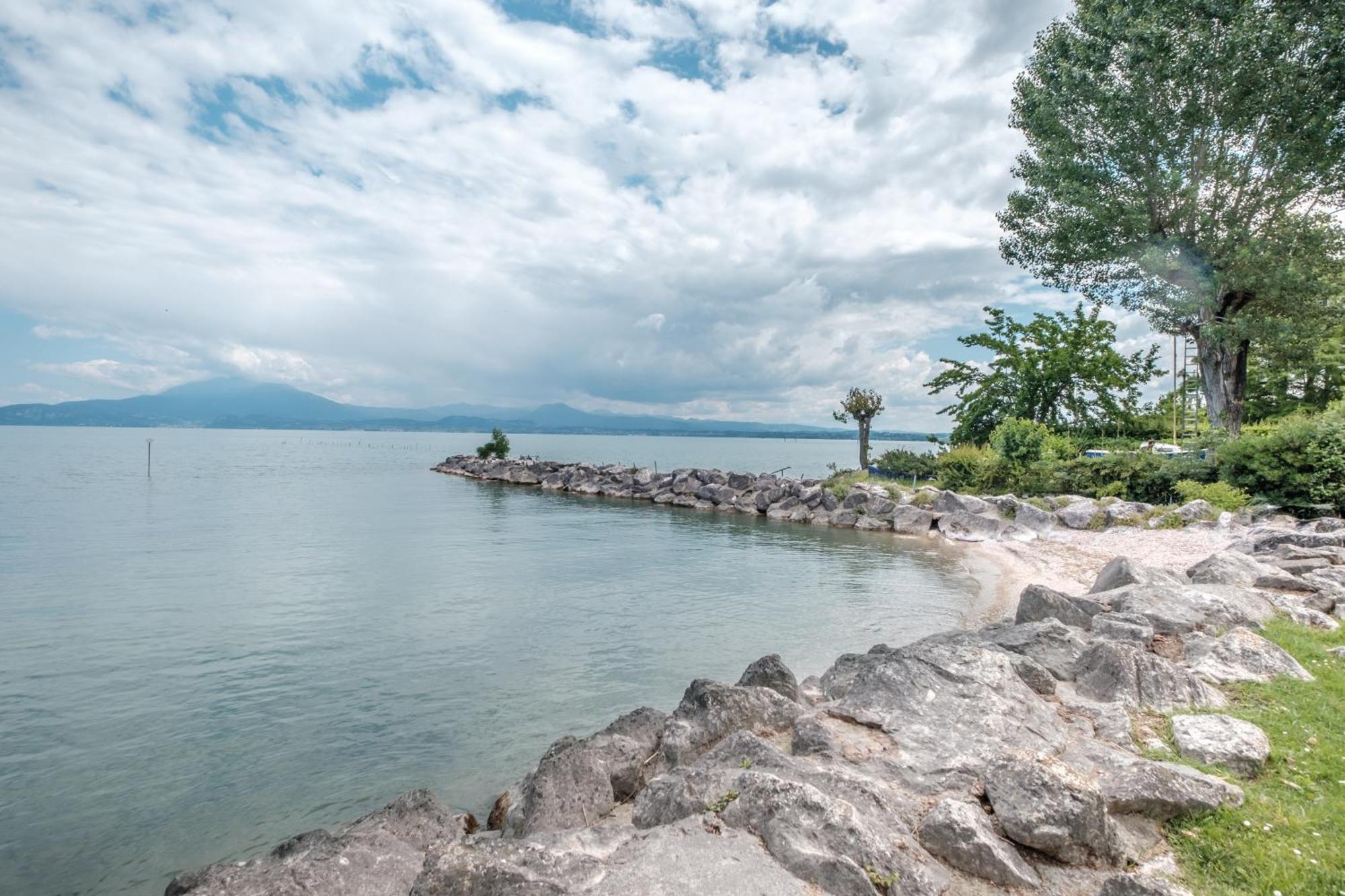 Casa Lugana 9 - Monolocale Con Piscina Fronte Lago Sirmione Kültér fotó